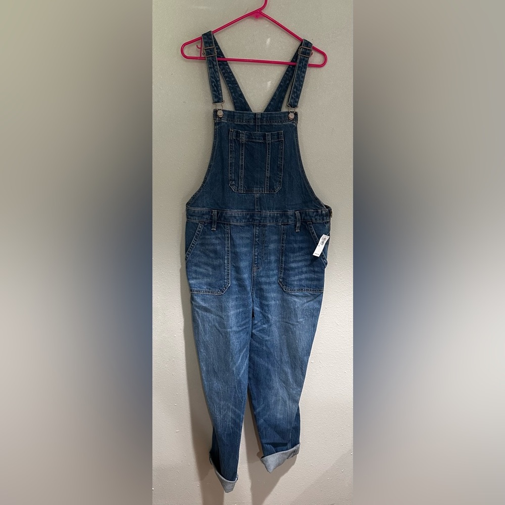 Old navy overalls. Size 18 ( definitely don’t fit like an 18)